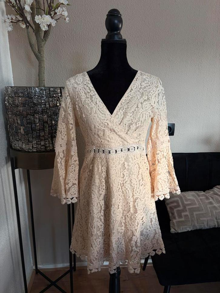 Loavies jurk maat L - Elegante kanten jurk, Kleding | Dames, Jurken, Zo goed als nieuw, Maat 42/44 (L), Beige, Boven de knie, Ophalen of Verzenden