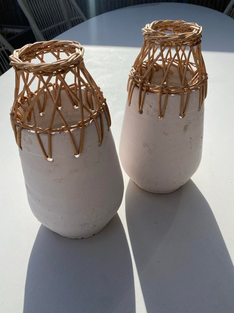2 vazen/potten met rieten bovenkant, Huis en Inrichting, Woonaccessoires | Vazen, Ophalen, Overige materialen, Gebruikt, Wit