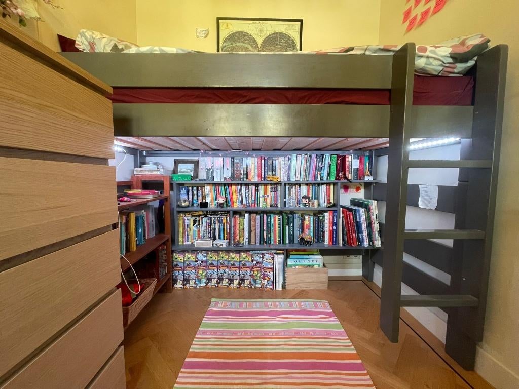 Unique Loft Bed with Built-in Bookshelves!, Huis en Inrichting, Slaapkamer | Bedden, Ophalen, Eenpersoons, 200 cm, Grijs