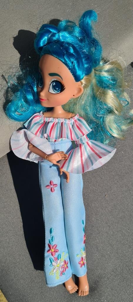 Modepop met blauw haar en geborduurde broek, Kinderen en Baby's, Speelgoed | Poppen, Ophalen of Verzenden, Gebruikt, Overige typen