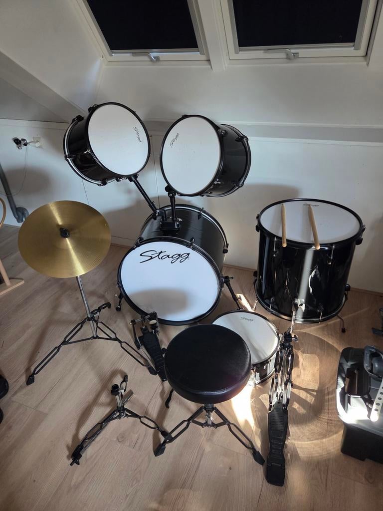 Stagg drumstel compleet met bekkens en kruk, Ophalen of Verzenden