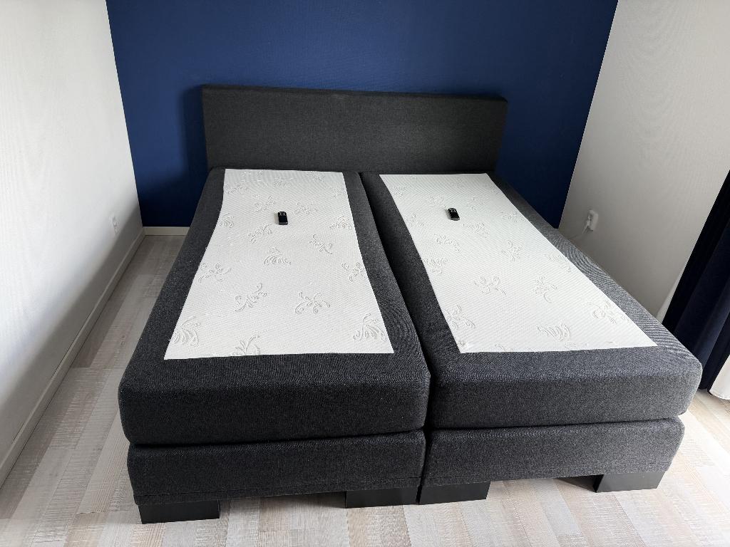 Swiss Sense elektrisch verstelbaar bed 180x200 (2x90), Ophalen, Gebruikt, Zwart, Tweepersoons
