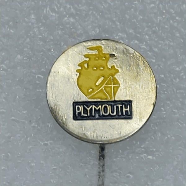 SP0881 Speldje Plymouth, Verzamelen, Speldjes, Pins en Buttons, Ophalen of Verzenden, Gebruikt, Overige onderwerpen