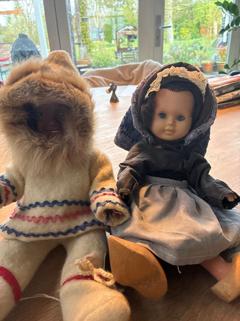 2 Eskimo meisje en klederdracht popje, D&G, Kinderen en Baby's, Speelgoed | Poppen, Gebruikt, Overige typen, Ophalen