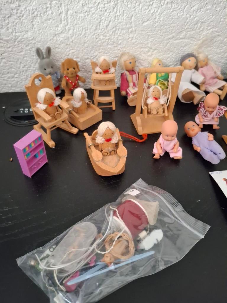 Grote verzameling poppenhuis meubels, poppen en accessoires, Ophalen of Verzenden