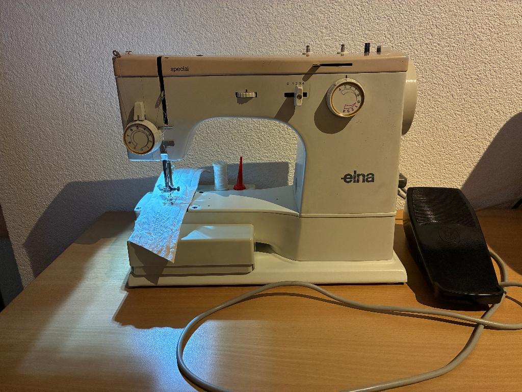 Elna SP naaimachine in goede staat, Hobby en Vrije tijd, Naaimachines en Toebehoren, Ophalen, Gebruikt, Naaimachine, Overige merken