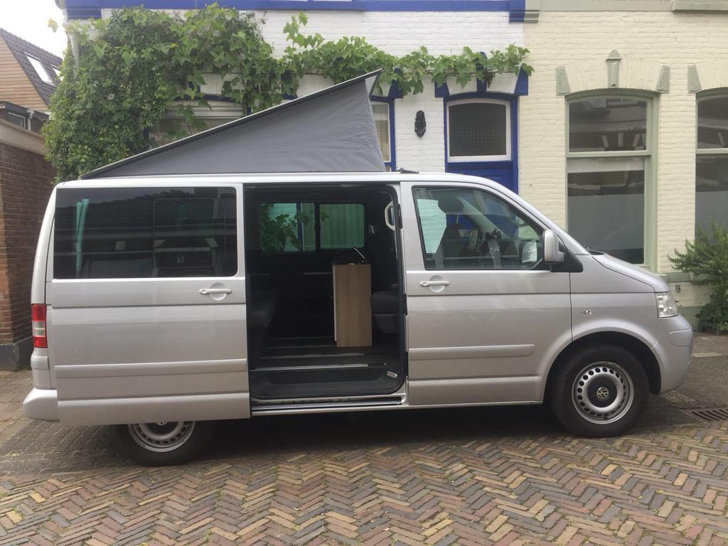 VW Multivan T5 Camper. Trekhaak, Zonnepaneel, 6 zitplaatsen, Caravans en Kamperen, Campers, Chemisch toilet, Volkswagen, Tot en met 2