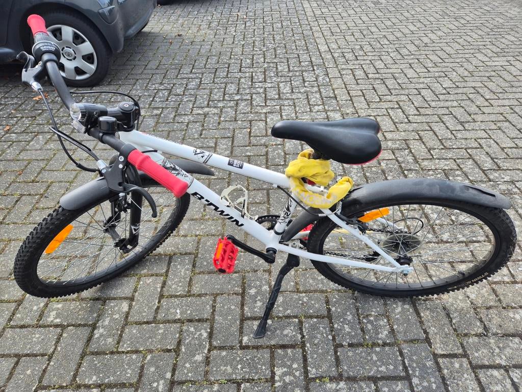 B'Twin kinderfiets, wit met rode accenten, Ophalen, Gebruikt, Minder dan 16 inch