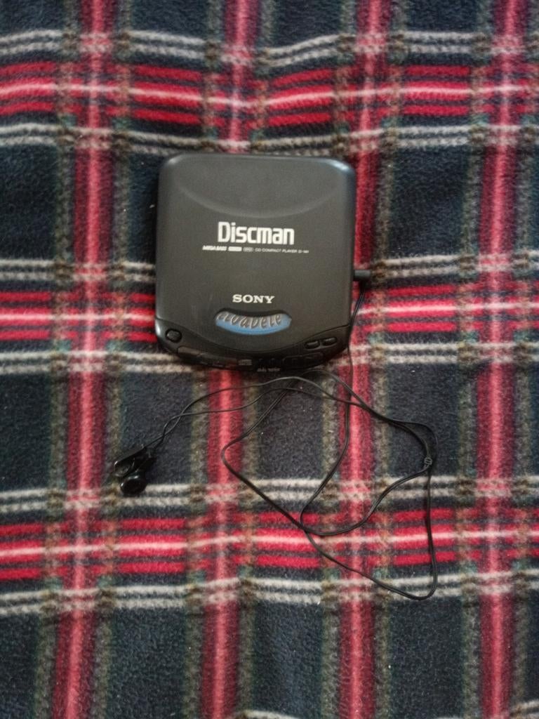 Sony Discman 131-D met batterijen en oortjes, Audio, Tv en Foto, Walkmans, Discmans en Minidiscspelers, Ophalen of Verzenden, Discman