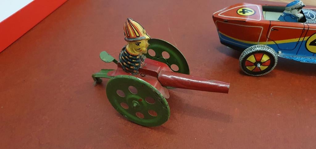 Antiek blikken kanon met veermechanisme, Ophalen