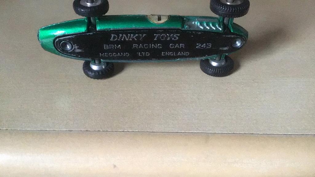 DINKY TOYS BRM RACING CAR 243 ZIE JE ZELDEN ? KLOPT HOOR !, Ophalen of Verzenden, Gebruikt, Auto, Dinky Toys