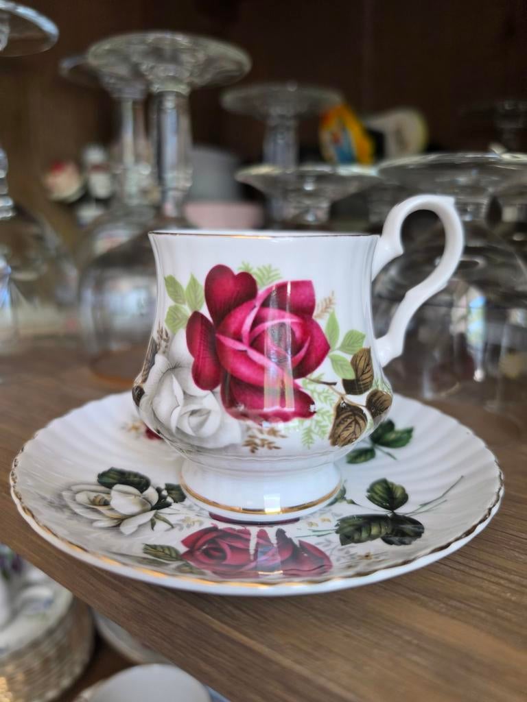 Royal Windsor theekopje met schotel - Rode rozen, Antiek en Kunst, Antiek | Servies los, Ophalen of Verzenden