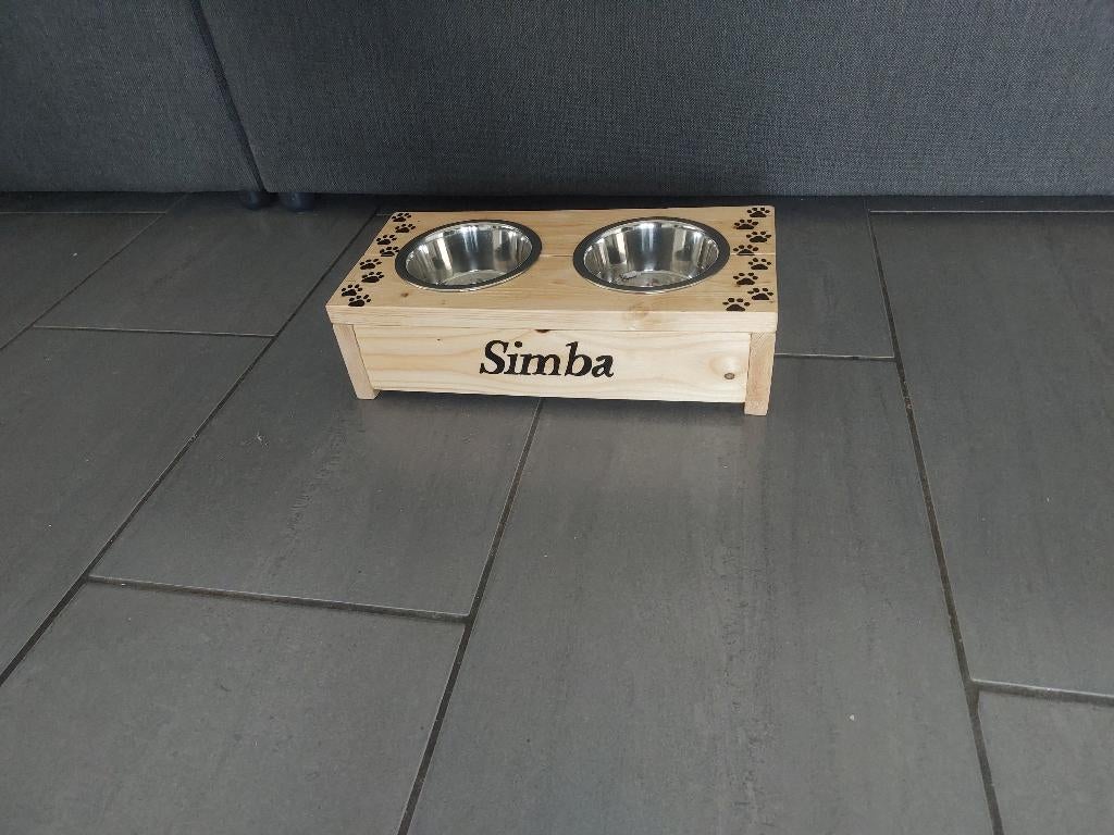 Houten Voerbak Standaard Kat – Handgemaakt op Maat, Dieren en Toebehoren, Info@rwhoutidee.nl, Nieuw, Ophalen of Verzenden, RW Houtidee – fabrikant van handgemaakte houten dierenmeubels, voerbak standaards, bench ombouwen en unieke huis- en tuindecoratie. Ambachtelijk maatwerk van hout, volledig naar wens gemaakt voor hond, kat, interieur en tuin. Kwaliteit en vakwerk.
