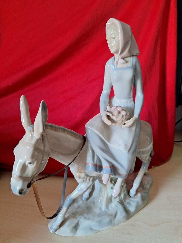 Beeld, vrouw op ezel. Geen beschadigingen., Ophalen