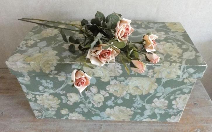 Brocante opbergdoos met oud bloemetjes behang, Antiek en Kunst, Ophalen of Verzenden