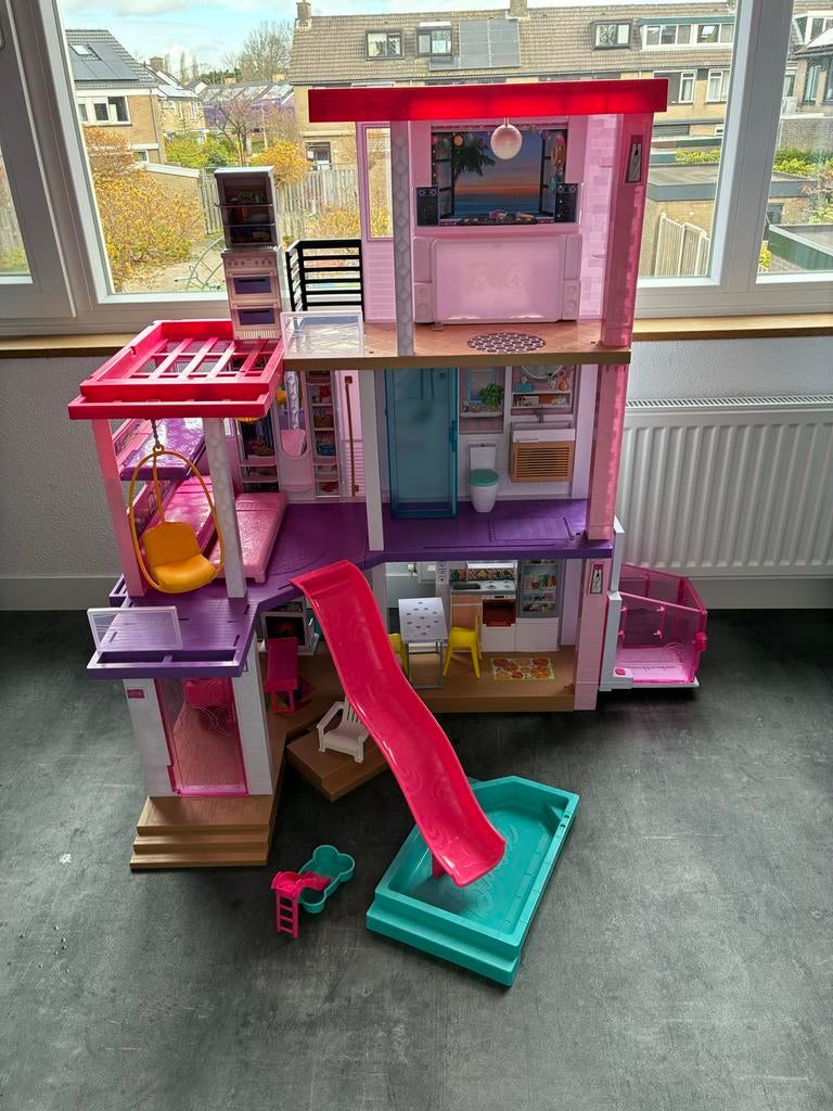 Barbie Droomhuis 2021 met accessoires en glijbaan, Kinderen en Baby's, Speelgoed | Poppenhuizen, Zo goed als nieuw, Poppenhuis