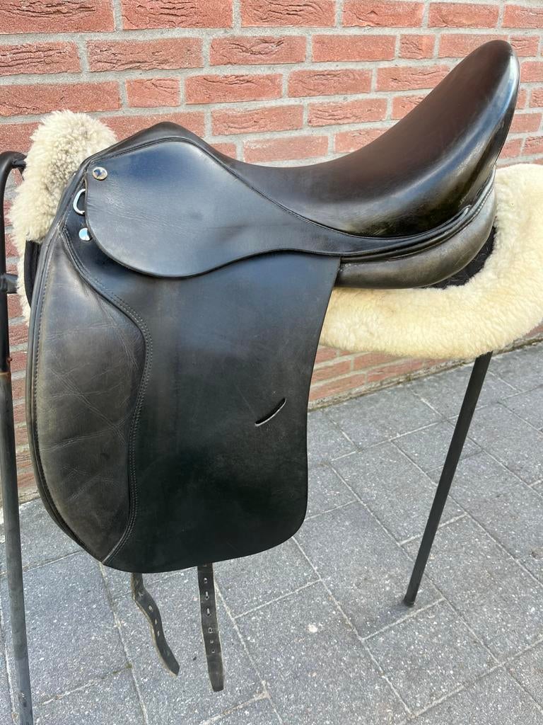 Busse basel 17,5 dressuurzadel, Dieren en Toebehoren, Paarden en Pony's | Zadels, Dressuur, ., Ophalen of Verzenden, Zo goed als nieuw