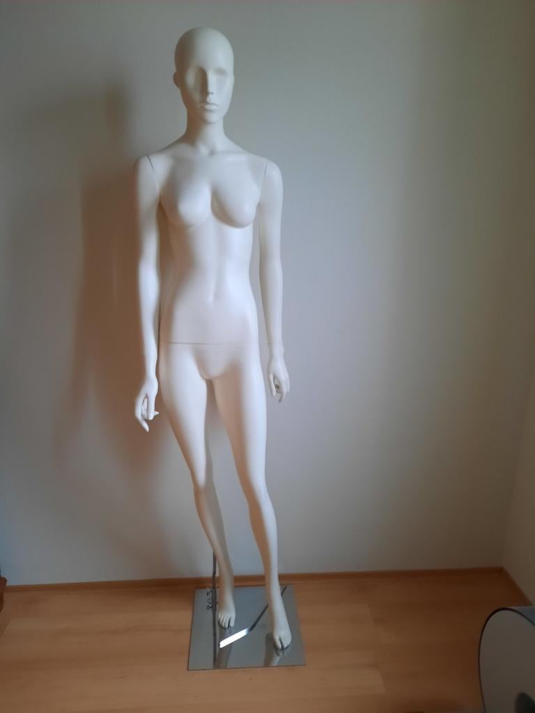 Dames etalagepop. Kleur: gebroken wit/ licht beige., Ophalen, Zo goed als nieuw