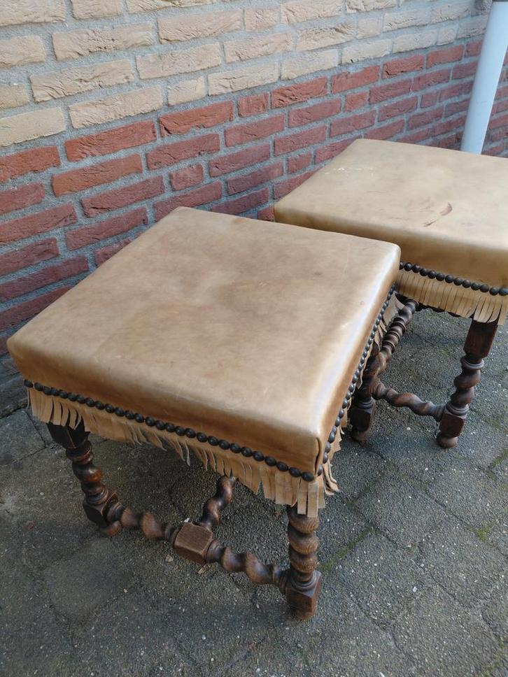 Set van 2 antieke krukjes met leren bekleding, Huis en Inrichting, Banken | Voetenbanken en Poefen, Gebruikt, Minder dan 50 cm