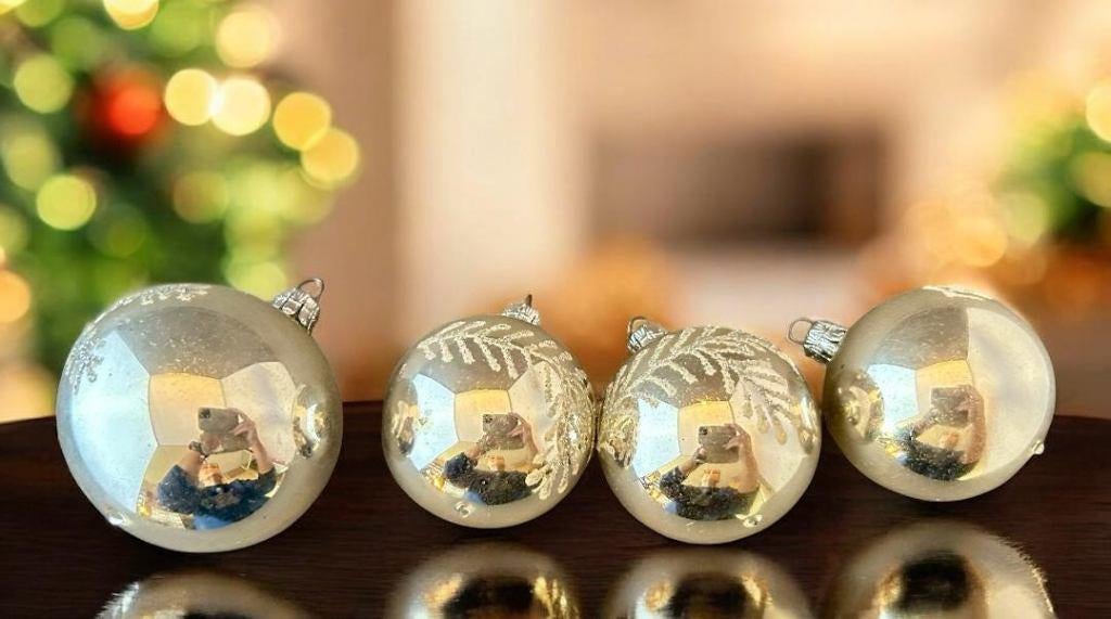 4 vintage zilverkleurige glazen kerstballen., Ophalen of Verzenden, Zo goed als nieuw