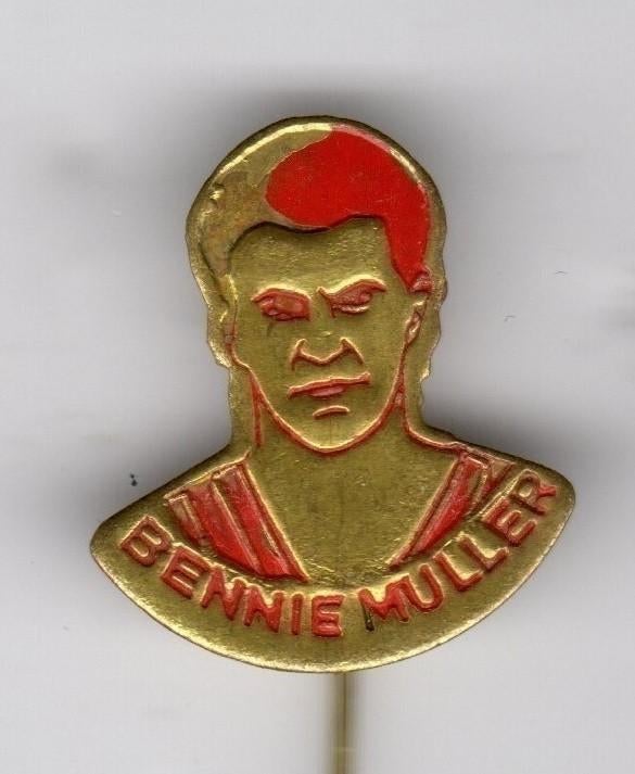 Speldje BENNIE MULLER AJAX AMSTERDAM ROOD (A10), Verzenden, Gebruikt, Overige onderwerpen