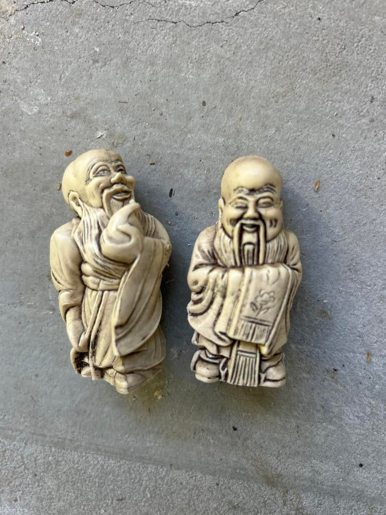Twee kleine beeldjes van lachende mannen, Verzamelen, Ophalen of Verzenden, Gebruikt, Mens