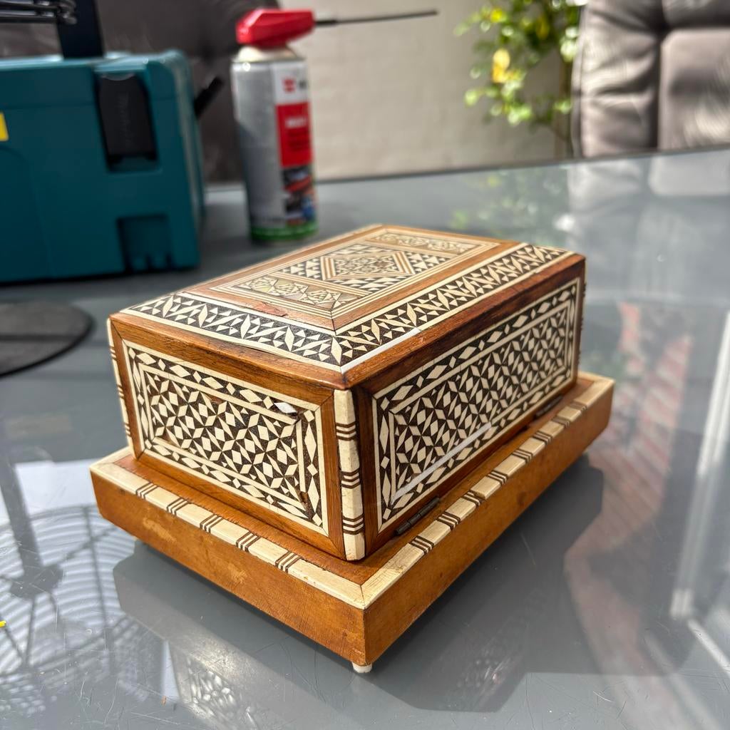Vintage sigarettenbox met ingelegd hout en parelmoer, Ophalen