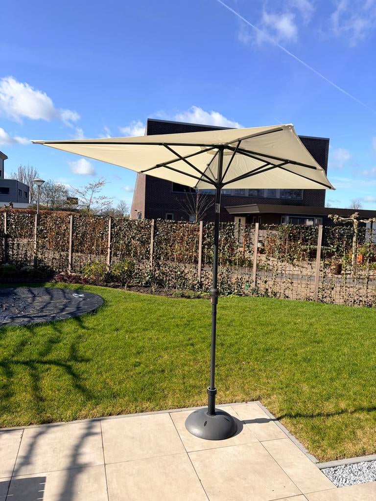 Handson parasol ecru (kantelbaar) met parasolvoet, Tuin en Terras, Parasols, Ophalen, Kantelbaar, Zo goed als nieuw, 1 tot 2 meter