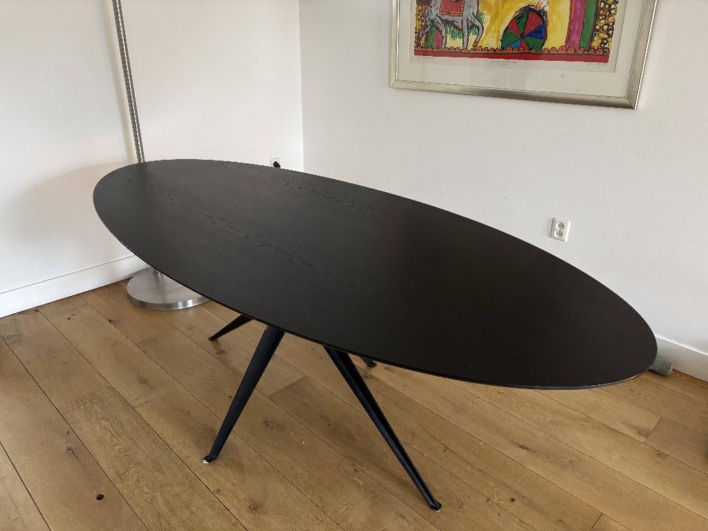 Eettafel zwart eiken, ovaal, dun zwart onderstel (KAS20), Ophalen, 100 tot 150 cm, Industrieel, modern, Eikenhout
