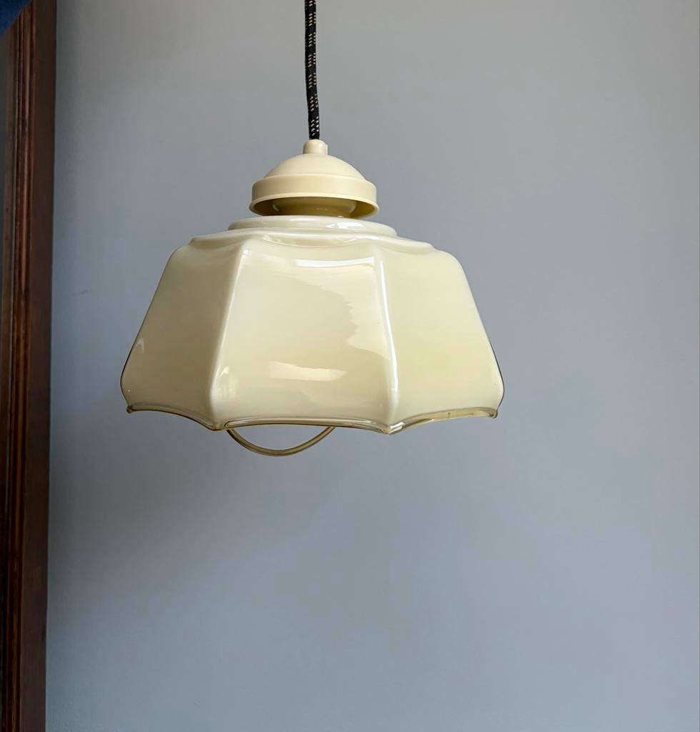 Opaline of melkglazen hanglamp botergeel, Huis en Inrichting, Lampen | Hanglampen, Ophalen, Gebruikt, Glas, Minder dan 50 cm