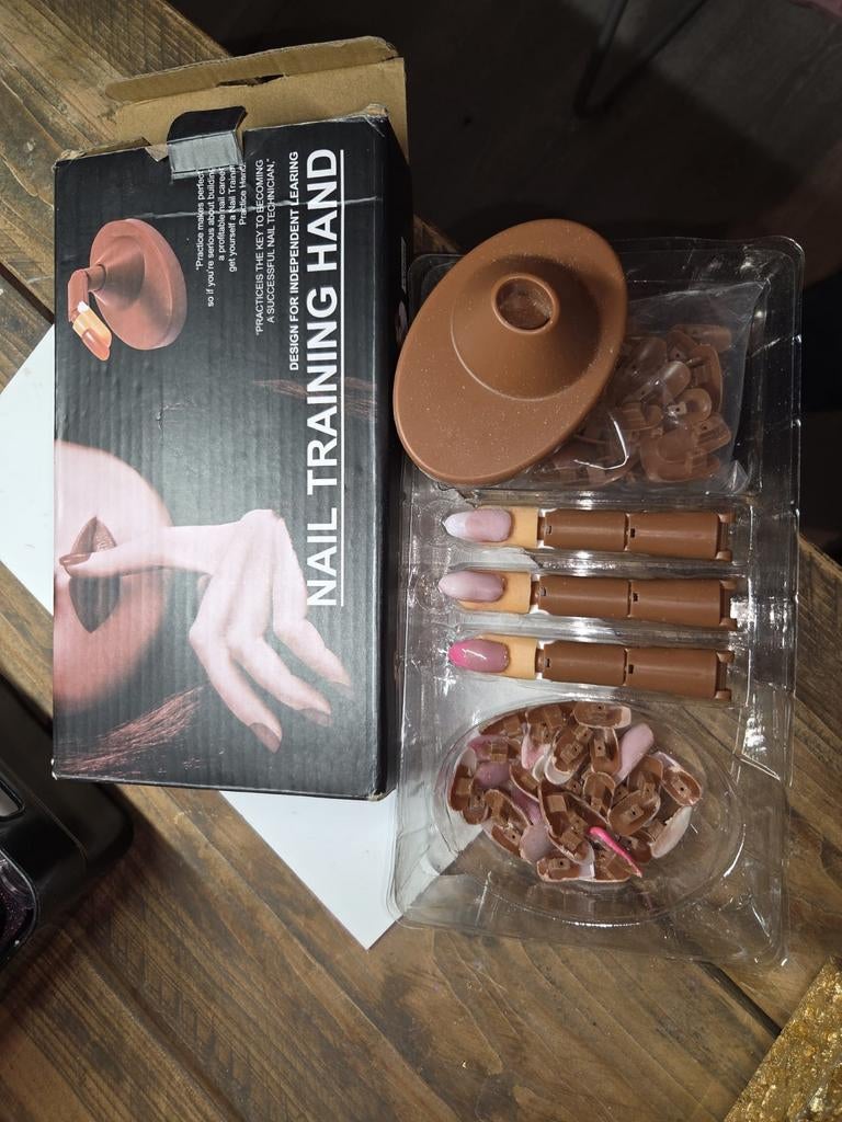 Nail trainer, Ophalen, Handen en Nagels