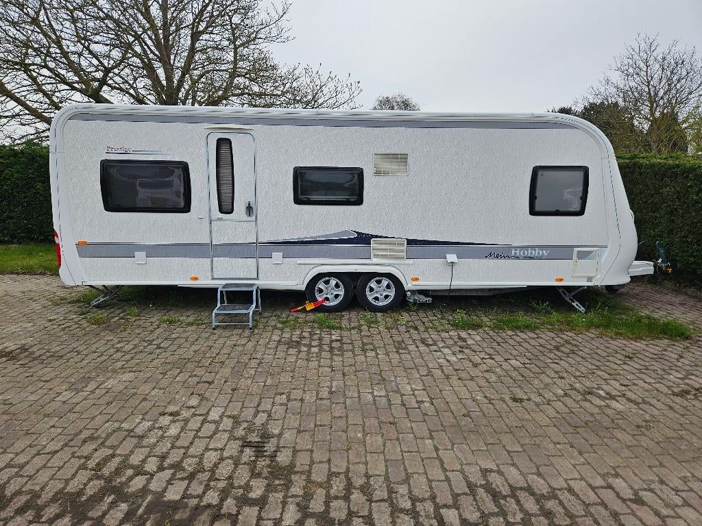 Hobby 650 UMFE, Caravans en Kamperen, Caravans, Particulier, tot en met 5, 1500 - 2000 kg, Rondzit, Hobby, Frans bed, Koelkast