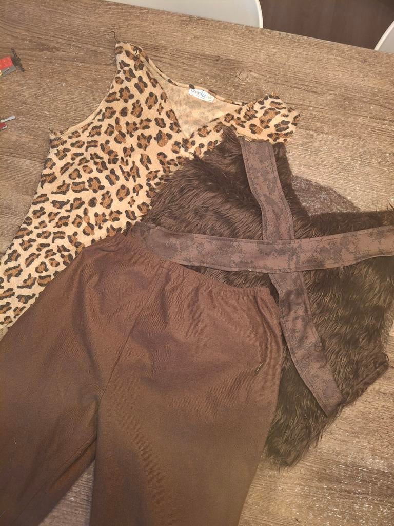 Holbewoner Kostuum - Luipaardprint en Bont, Ophalen of Verzenden, Zo goed als nieuw, 122 t/m 128, Jongen of Meisje