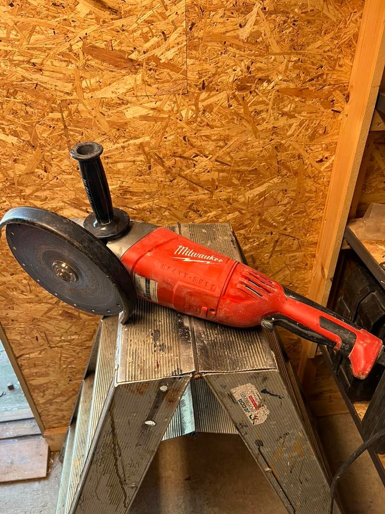 Haakse slijper Milwaukee AG 24-230E  heavy duty., Ophalen, Zo goed als nieuw, 1000 watt of meer, Haakse handslijpmachine