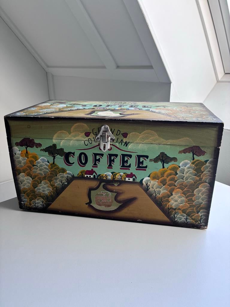 Decoratieve houten koffiebox met landschap, slotje defect, Huis en Inrichting, Woonaccessoires | Kisten, Ophalen of Verzenden