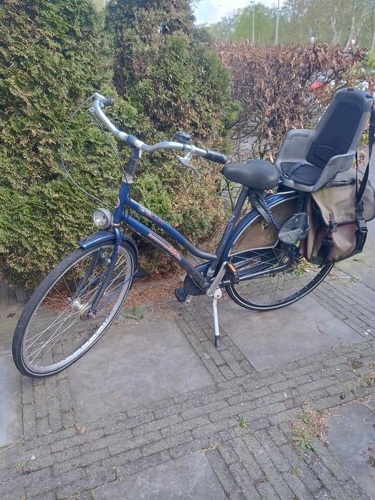 Damesfiets met kinderzitje achterop, Ophalen