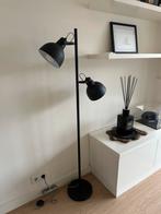 Zwarte vloerlamp met 2 verstelbare spots, Huis en Inrichting, Lampen | Vloerlampen, Ophalen, Zo goed als nieuw, 150 tot 200 cm