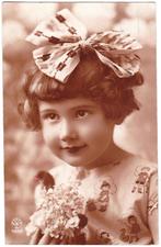 Kaart - Kind Meisje Strik Kinderhoofdje Bloemen, Ophalen of Verzenden, 1920 tot 1940, Gelopen, Kinderen