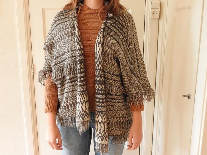 Nieuw! poncho met mouw. Grijs/crème/goudkleurige accenten, Kleding | Dames, Truien en Vesten, Nieuw, Maat 38/40 (M), Grijs, Ophalen of Verzenden