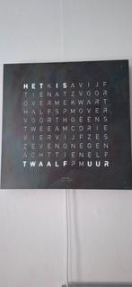 Klok Qlocktwo, Huis en Inrichting, Woonaccessoires | Klokken, Ophalen of Verzenden, Zo goed als nieuw