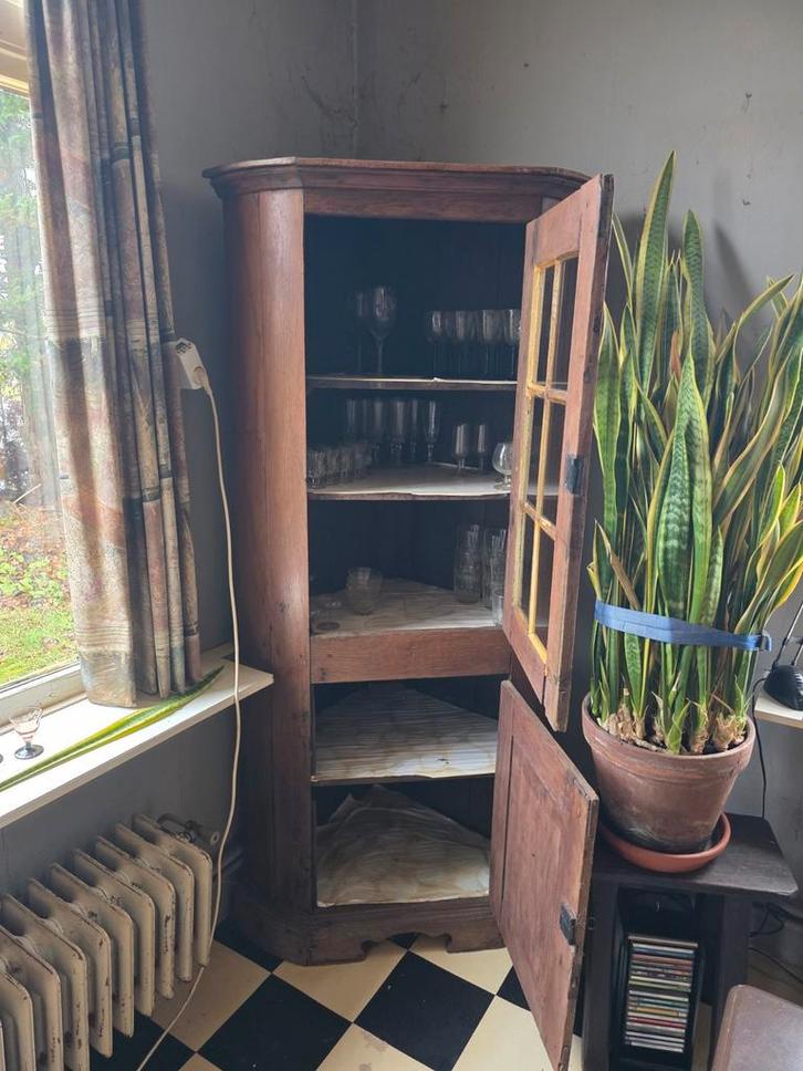 Antieke hoekkast in redelijke staat, Huis en Inrichting, Kasten | Buffetkasten, Gebruikt, Met deur(en), Met plank(en), Eikenhout