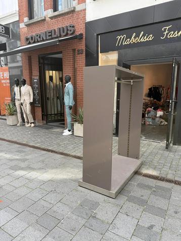 Kledingkasten beschikbaar voor biedingen