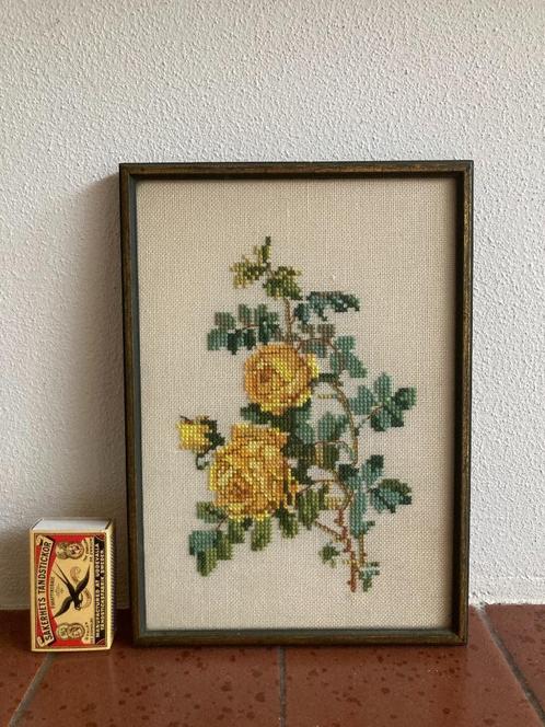 Klein geborduurd mini schilderijtje met gele rozen roos, Huis en Inrichting, Woonaccessoires | Schilderijen, Tekeningen en Foto's