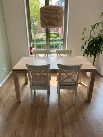 Eikenhouten eettafel inclusief 4 stoelen beschikbaar voor biedingen