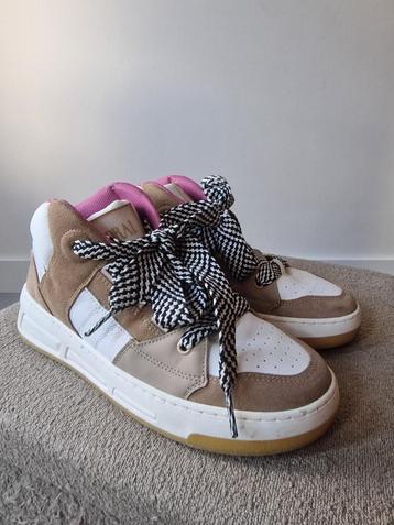 Toral wit met beige sneakers maat 38 goede staat beschikbaar voor biedingen