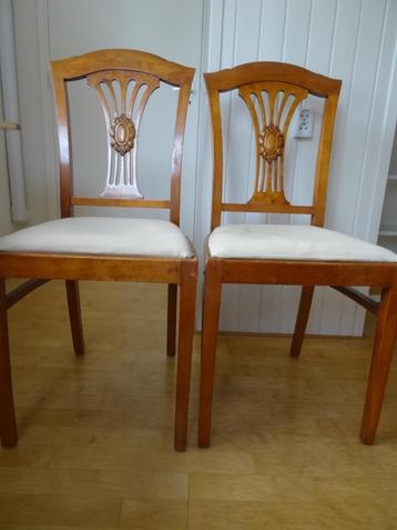 2 antieke stoelen beschikbaar voor biedingen