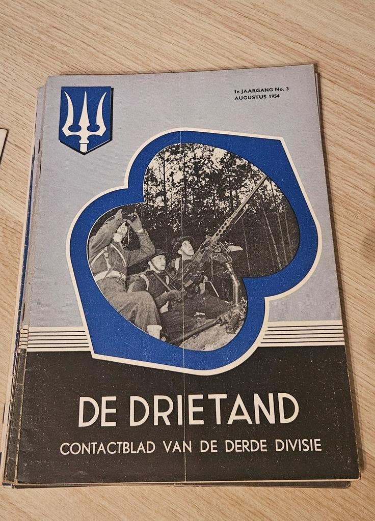 De Drietand - Contactblad van de Derde Divisie - 1954/1959, Boeken, Ophalen of Verzenden, 1945 tot heden, Gelezen