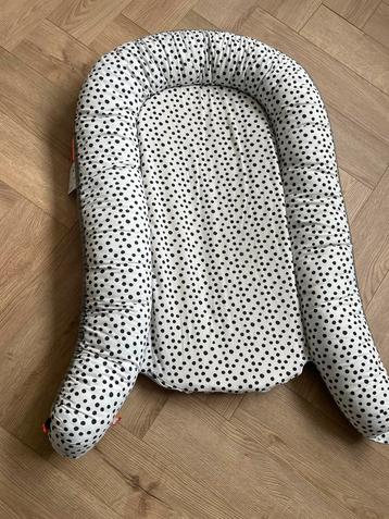 DoneByDeer Babynestje en voedingskussen beschikbaar voor biedingen