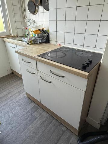 Keuken met apparatuur inbouw elektrische kookplaat