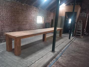 grenen tafel beschikbaar voor biedingen